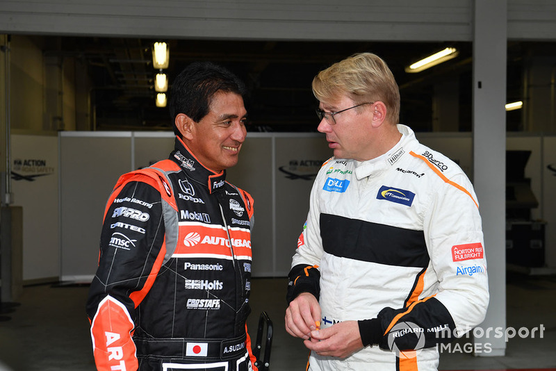 Aguri Suzuki en Mika Hakkinen tijdens een Legends-demo op Suzuka