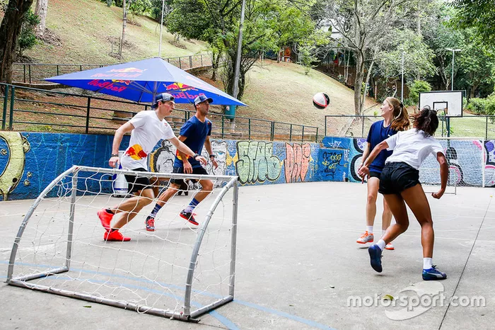 Max Verstappen y Daniel Ricciardo, Red Bull Racing juegan Futsal en Brasil