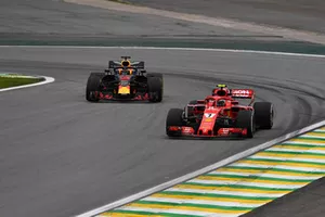 Kimi Raikkonen, Ferrari SF71H et Daniel Ricciardo, Red Bull Racing RB14 