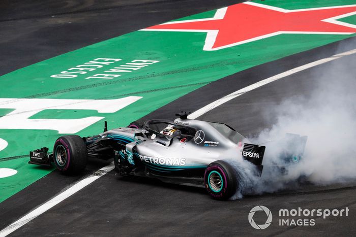 Lewis Hamilton, Mercedes AMG F1 W09 EQ Power+, realiza una dona mientras celebra ganar su quinto Campeonato Mundial