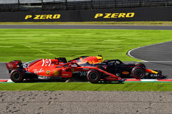 Kimi Raikkonen, Ferrari SF71H ve Max Verstappen, Red Bull Racing RB14