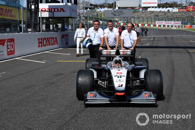 Ron Pallatt, mécanicien McLaren, McLaren MP4-13 lors des Legends F1 30th Anniversary Lap Demonstration