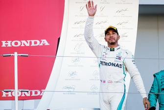 Racewinnaar Lewis Hamilton, Mercedes AMG F1, op het podium