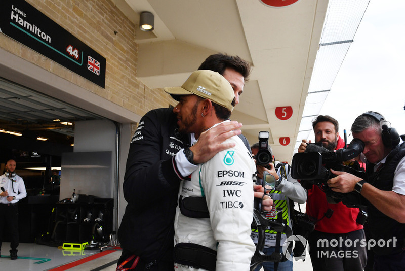 Lewis Hamilton, Mercedes AMG F1 e Toto Wolff, Direttore del Motorsport, Mercedes AMG F1 , festeggiano la Pole Position
