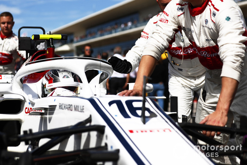 Charles Leclerc, Sauber C37, arriva in griglia di partenza