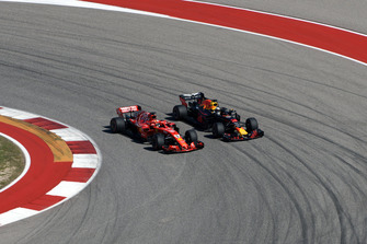 Sebastian Vettel, Ferrari SF71H et Daniel Ricciardo, Red Bull Racing RB14 s'accrochent au premier tour