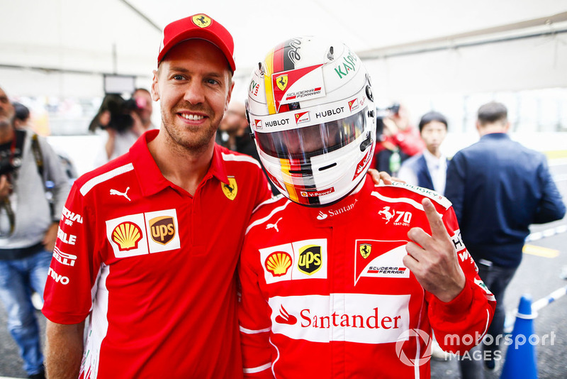 Sebastian Vettel, Ferrari, avec un fan portant une réplique de son casque