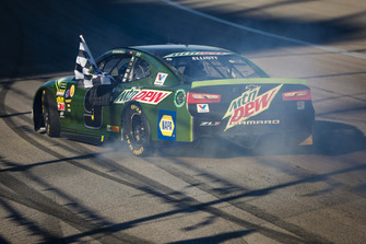 Chase Elliott, Hendrick Motorsports, Chevrolet Camaro Mountain Dew celebrates