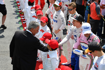 Chase Carey, Chief Executive Officer and Executive Chairman of the Formula One Group and Brendon Hartley, Scuderia Toro Rosso on the grid