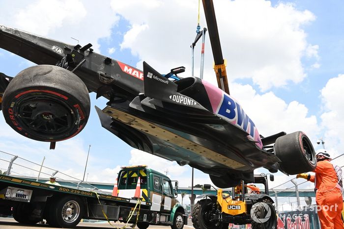 Los oficiales de pista mueven el coche de Esteban Ocon, Alpine A522, tras su accidente