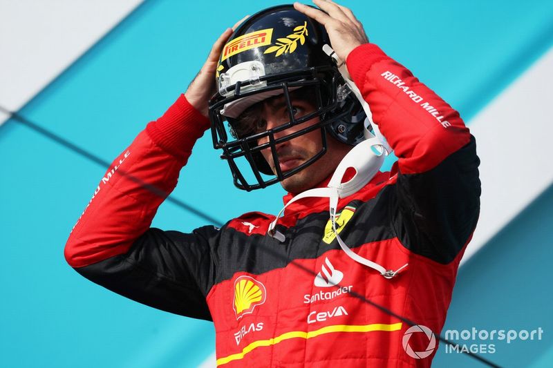 Carlos Sainz, Ferrari, 3º posición, llega al podio con el casco de NFL de Pirelli