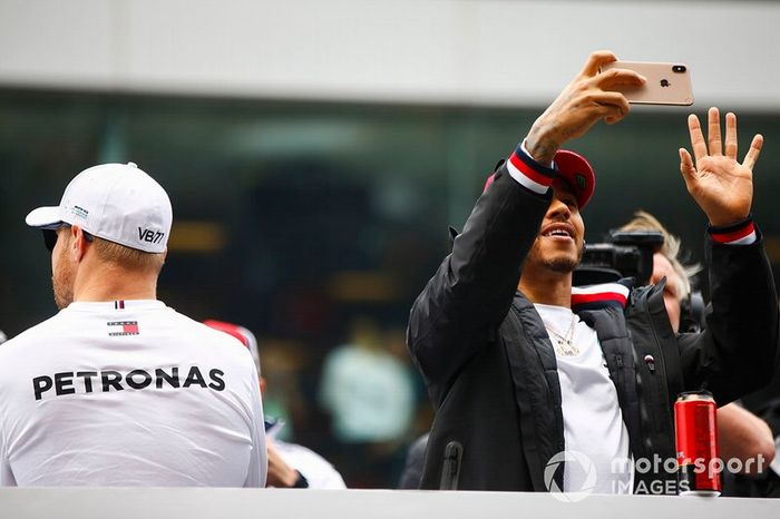 Valtteri Bottas, Mercedes AMG F1, y Lewis Hamilton, Mercedes AMG F1, en el desfile de pilotos