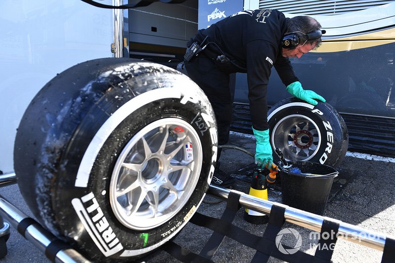 Mecánicos de Mercedes-AMG F1 limpian las ruedas Pirelli