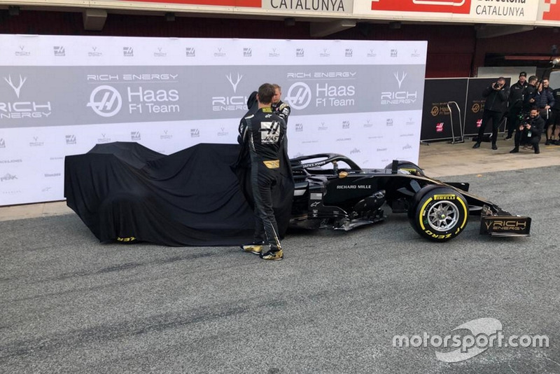 Kevin Magnussen, Haas F1 Team, Romain Grosjean, Haas F1 Team, unveil the new Haas VF-19