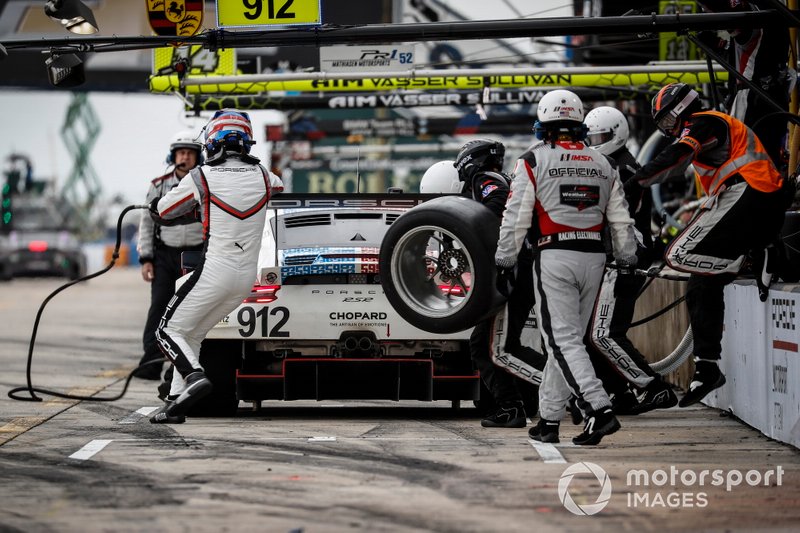 #912 Porsche GT Team Porsche 911 RSR, GTLM: Mathieu Jaminet, Earl Bamber, Laurens Vanthoor, pit stop