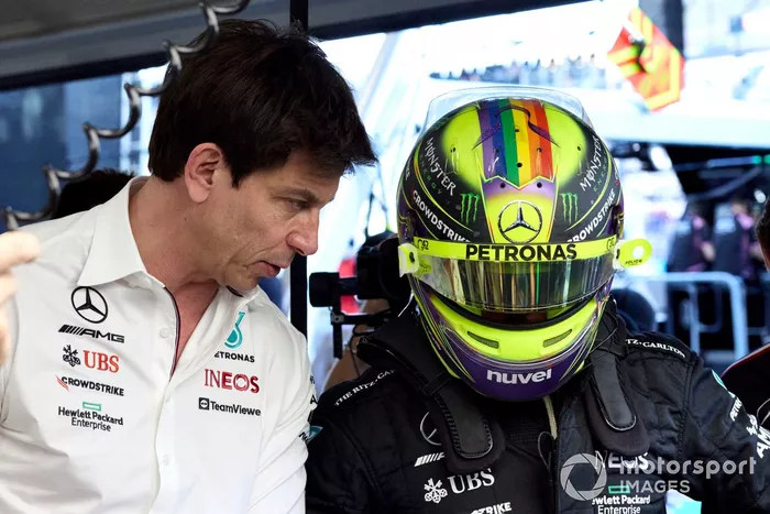 Toto Wolff, director y CEO de Mercedes-AMG, con Lewis Hamilton, Mercedes-AMG 