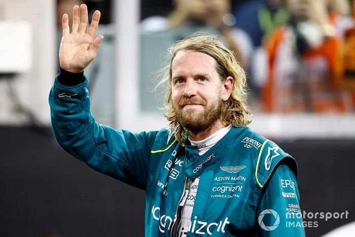 Sebastian Vettel, Aston Martin, saluda a los aficionados al final de su última carrera de F1