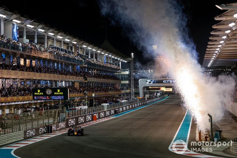 Los fuegos artificiales iluminan el circuito mientras Max Verstappen, Red Bull Racing RB18, en primera posición, se lleva la victoria