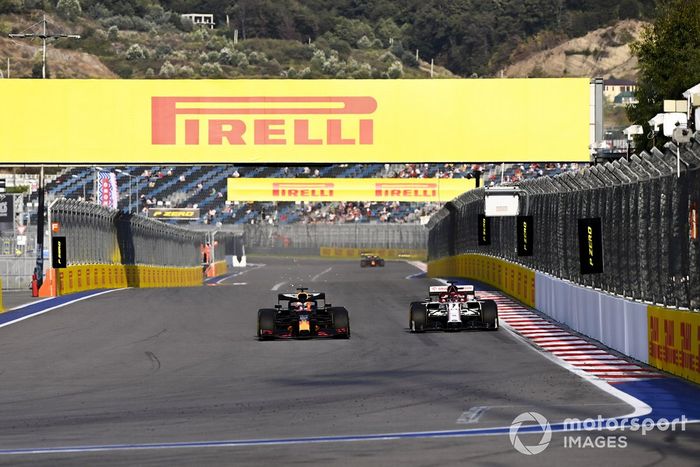 Max Verstappen, Red Bull Racing RB16, Kimi Raikkonen, Alfa Romeo Racing C39 