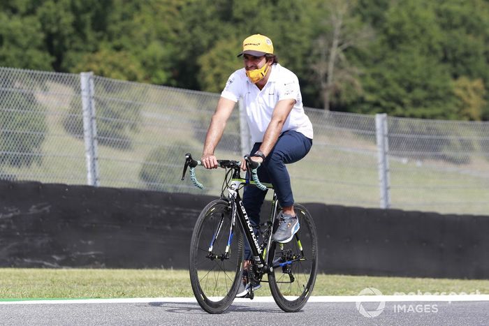 Carlos Sainz Jr., McLaren, en bicicleta