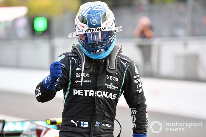 Ganador del primer puesto Valtteri Bottas, Mercedes en Parc Ferme