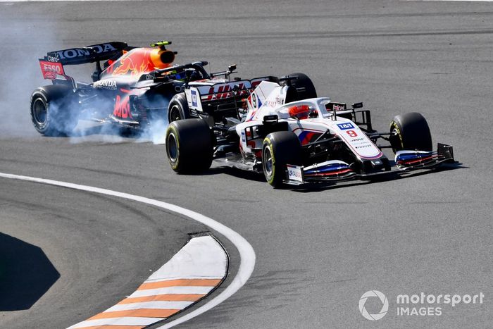 Nikita Mazepin, Haas VF-21, Sergio Pérez, Red Bull Racing RB16B