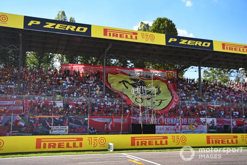 I tifosi riempiono le tribune per sostenere la Ferrari