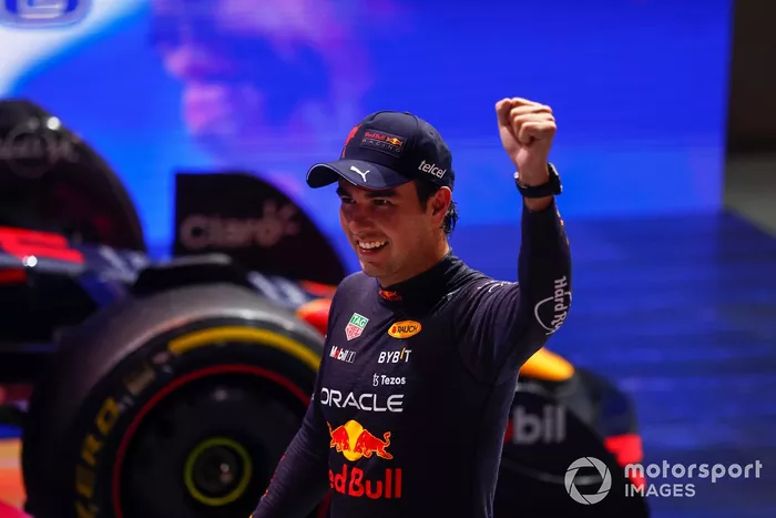 Sergio Pérez, Red Bull Racing, 1ª posición, celebra en el Parc Ferme