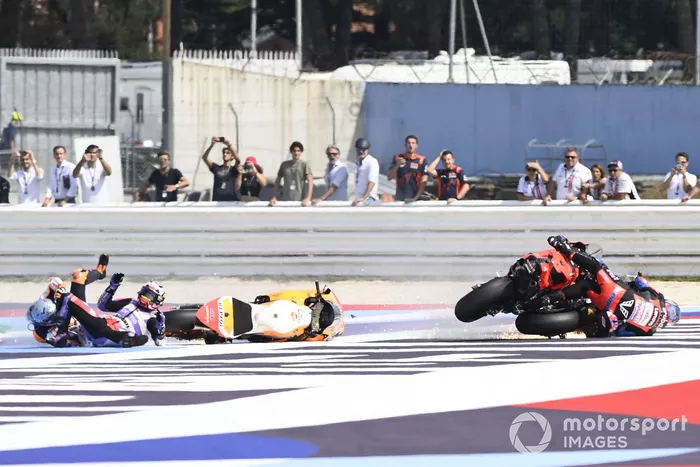 Caída de Pol Espargaró, Repsol Honda Team, Michele Pirro, Ducati Team, Johann Zarco, Pramac Racing al inicio