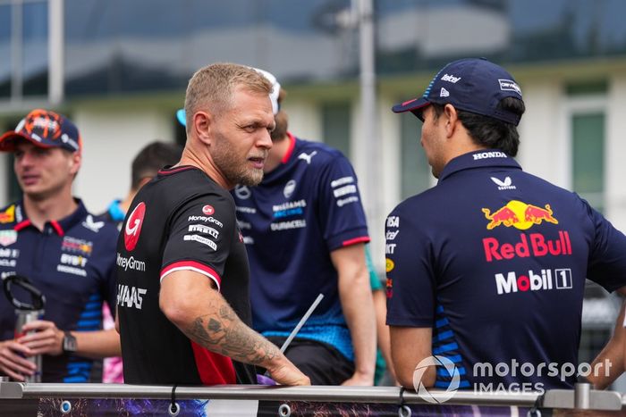 Kevin Magnussen, Haas F1 Team, Sergio Pérez, Red Bull Racing, Max Verstappen, Red Bull Racing y Logan Sargeant, Williams Racing, en el desfile de pilotos.
