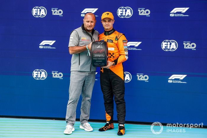 Lando Norris, McLaren F1 Team, recibe la Pole Position de Pirelli de manos de Max Sirena