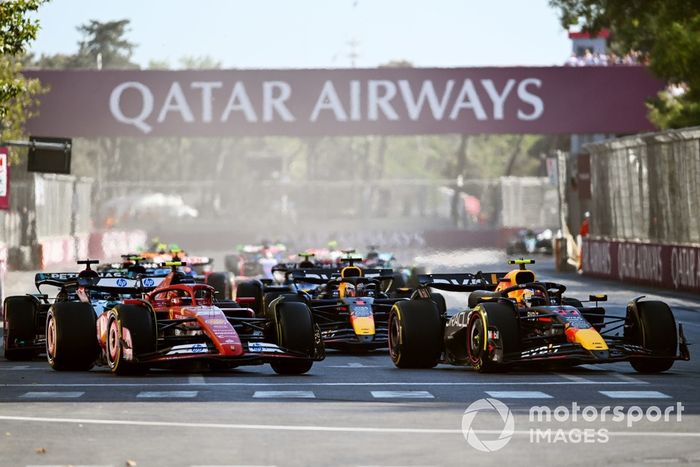 Sergio Pérez, Red Bull Racing RB20, Carlos Sainz, Ferrari SF-24, Max Verstappen, Red Bull Racing RB20, el resto de la parrilla en la primera vuelta.