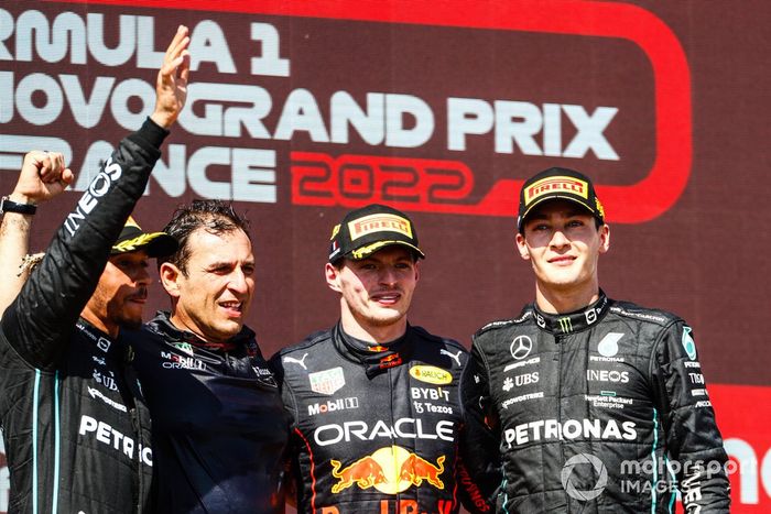 Podio: segundo lugar Lewis Hamilton, Mercedes-AMG, ganador Max Verstappen, Red Bull Racing, tercer lugar George Russell, Mercedes-AMG