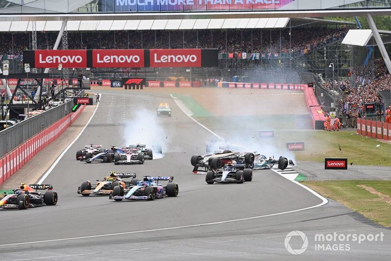 La carrera se pone en marcha y se produce un enorme accidente en el que se ven involucrados George Russell, Mercedes W13, Zhou Guanyu, Alfa Romeo C42, Alex Albon, Williams FW44, Esteban Ocon, Alpine A522, Yuki Tsunoda, AlphaTauri AT03
