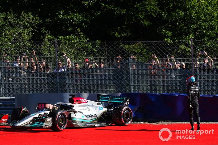 George Russell, Mercedes W13, se baja de su coche dañado tras estrellarse en la Q3