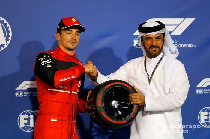 Ganador de la pole Charles Leclerc, de Ferrari, recibe el premio Pole Position de manos de Mohammed bin Sulayem, Presidente de la FIA