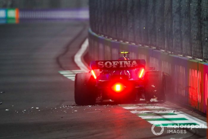 Nicholas Latifi, Williams FW44, se retira tras chocar con el muro