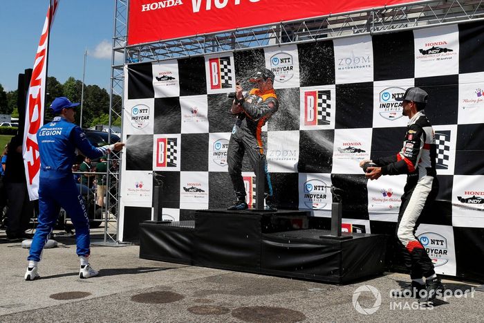 El segundo lugar Alex Palou, Chip Ganassi Racing Honda, ganador Patricio O'Ward, Arrow McLaren SP Chevrolet, tercer lugar Rinus VeeKay, Ed Carpenter Racing Chevrolet celebran en Victory Lane