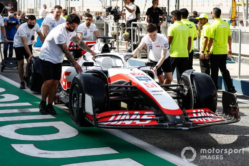 Mecánicos con el coche de Pietro Fittipaldi, Haas VF-22