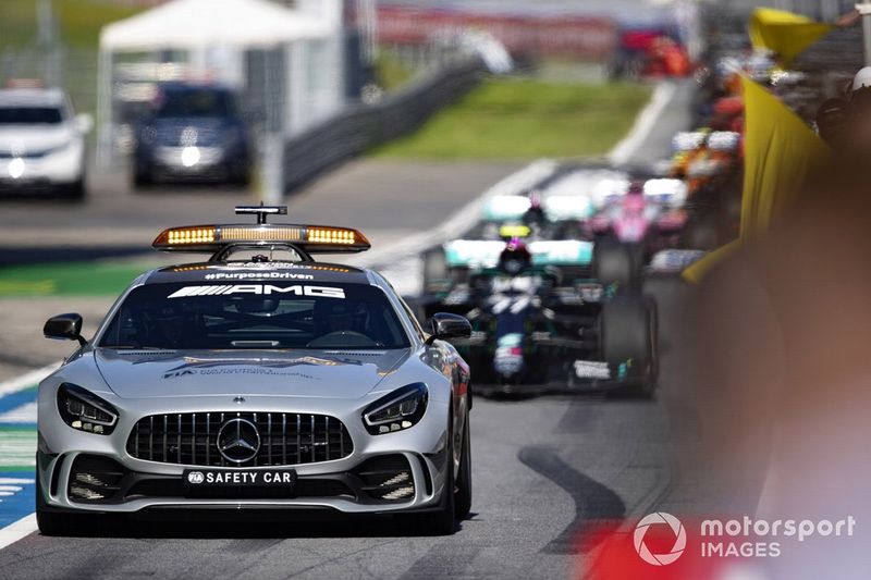 El Safety Car lleva a Valtteri Bottas, Mercedes F1 W11 EQ Performance, en el pit lane
