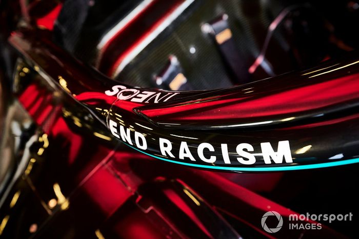 Detalle del Fin del Racismo en el Mercedes F1 W11 