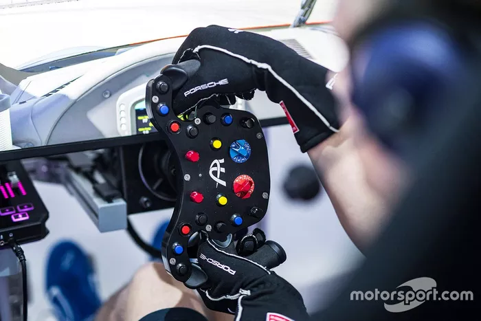 Porsche Esports Team detalle del volante
