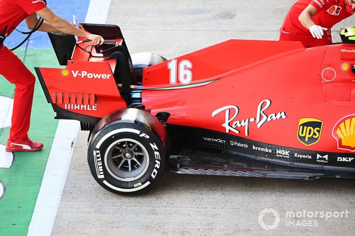 Detalle trasero del coche de Charles Leclerc Ferrari SF1000 