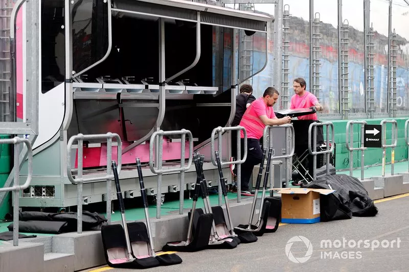 El personal de Racing Point empaca el equipo en el pitwall
