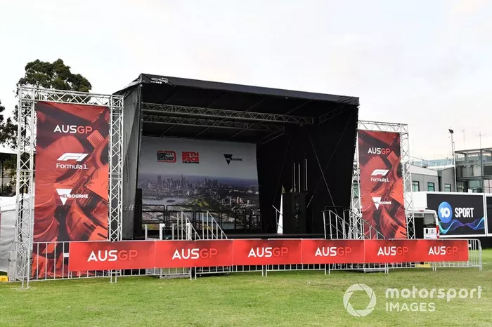 El escenario vacío en el área de los fans