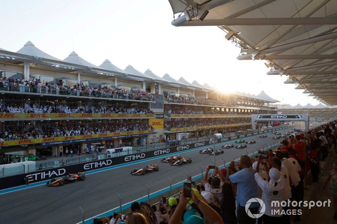 Lando Norris, McLaren MCL38, Oscar Piastri, McLaren MCL38, Max Verstappen, Red Bull Racing RB20, Carlos Sainz, Ferrari SF-24, reszta stawki na starcie.