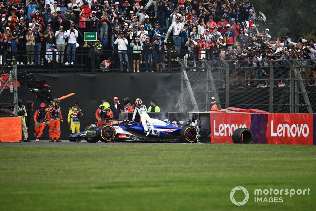 Yuki Tsunoda, RB F1 Team VCARB 01, salta de su coche dañado tras un accidente en la primera vuelta.