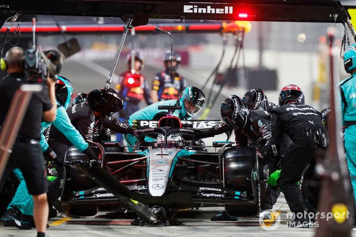 George Russell, Mercedes F1 W15, wykonuje pit stop