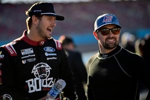 ¡Ricky Stenhouse Jr, JTG Daugherty Racing, Fry's / Silk Chevrolet Camaro y Todd Gilliland, Front Row Motorsports, Boozy Jerky! Ford Mustang