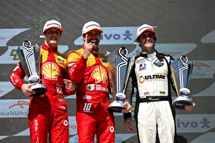 Pódio da corrida 1 no Velocitta (da esquerda para a direita): Gianluca Petecof, Ricardo zonta e Sérgio Jimenez